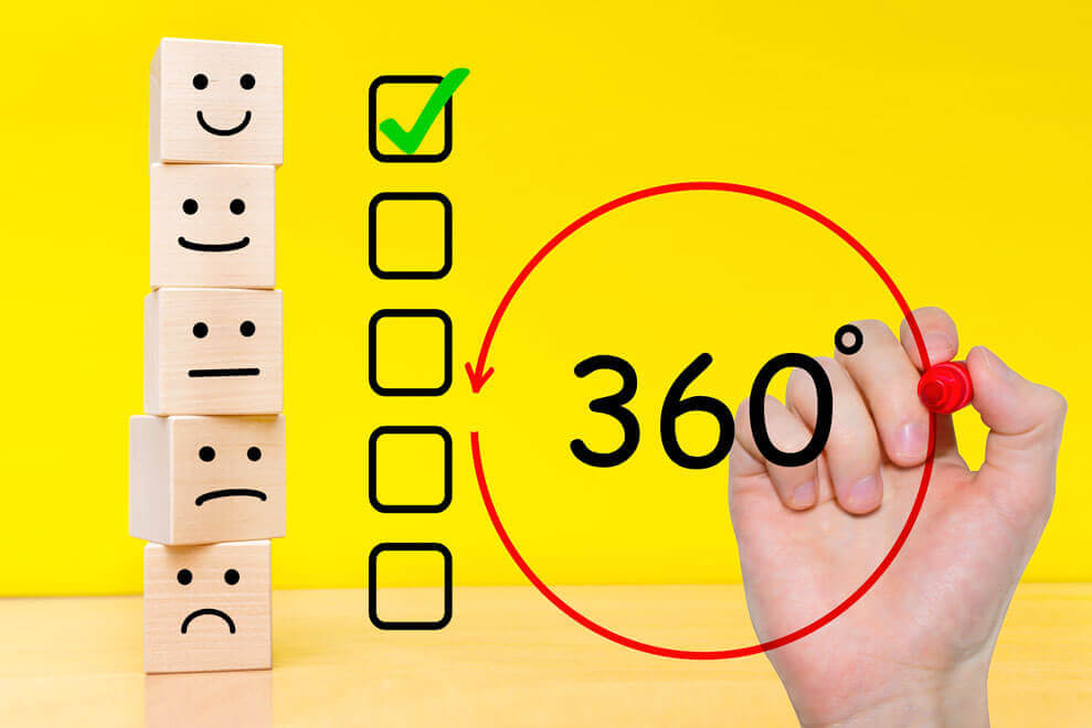 evluación 360° y sus beneficios escritor con marcador rojo